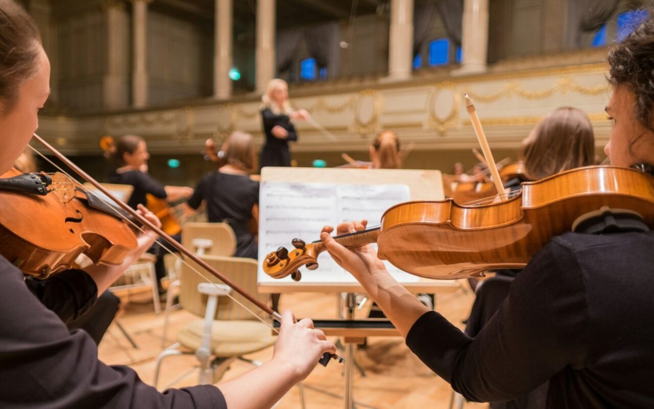 LVSO koncertas spalio 24 d.: Eldbjørg Hemsing atliks Tan Duno „Fire Ritual“, diriguos Sylvain Cambreling