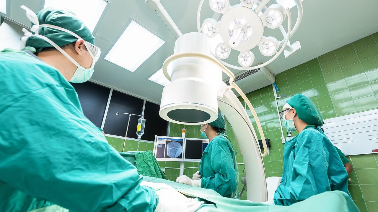 Santaros klinikų gydytojas po metų Mayo klinikoje JAV: daugiau komandinių operacijų ir robotinės chirurgijos