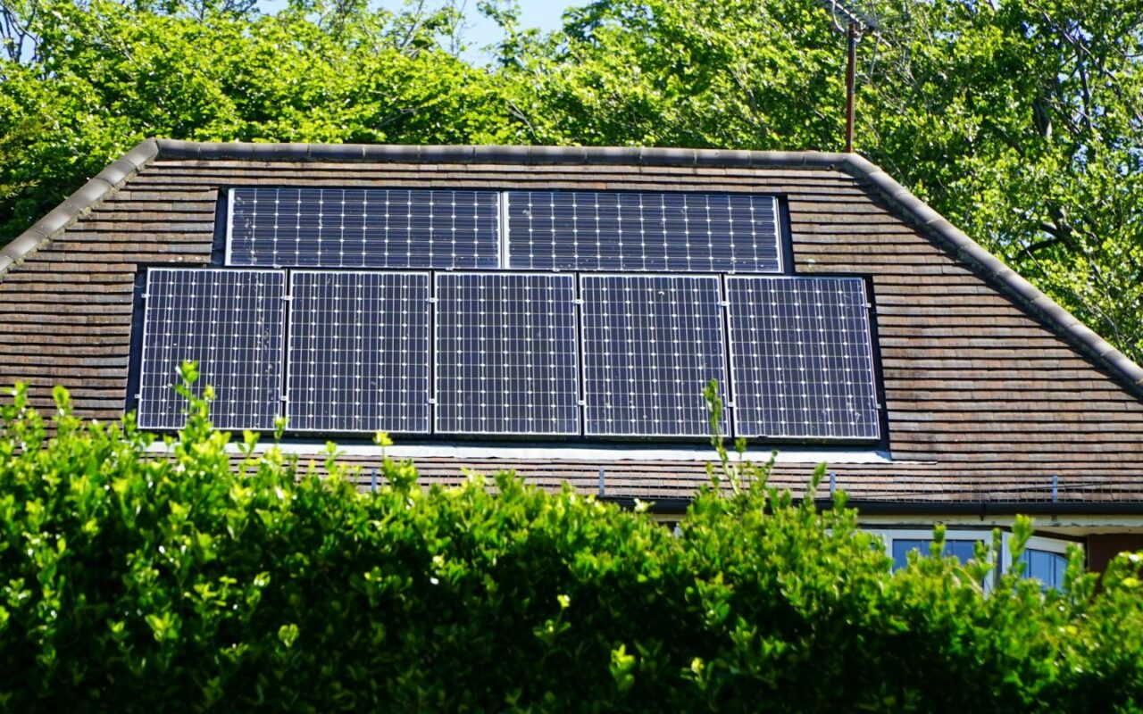 Saulės elektrinė su kaupikliu Vilniaus rajone: gaminantys vartotojai pagamina apie ketvirtadalį Lietuvos elektros