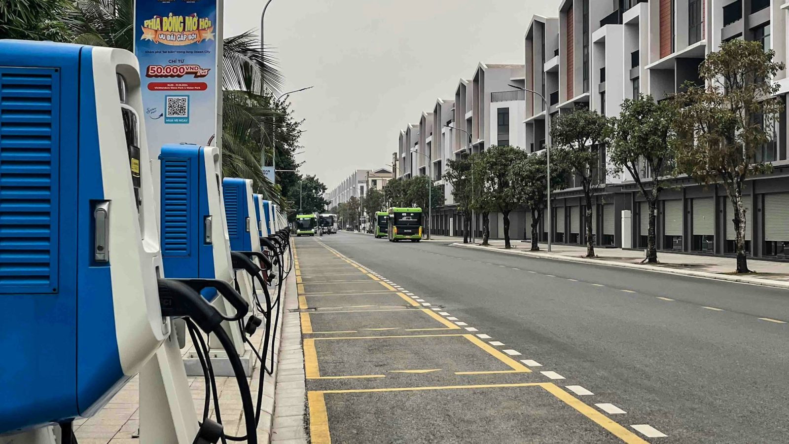 Vilniaus centre – nauja 200 kW elektromobilių įkrovimo vieta: šeši elektromobiliai vienu metu