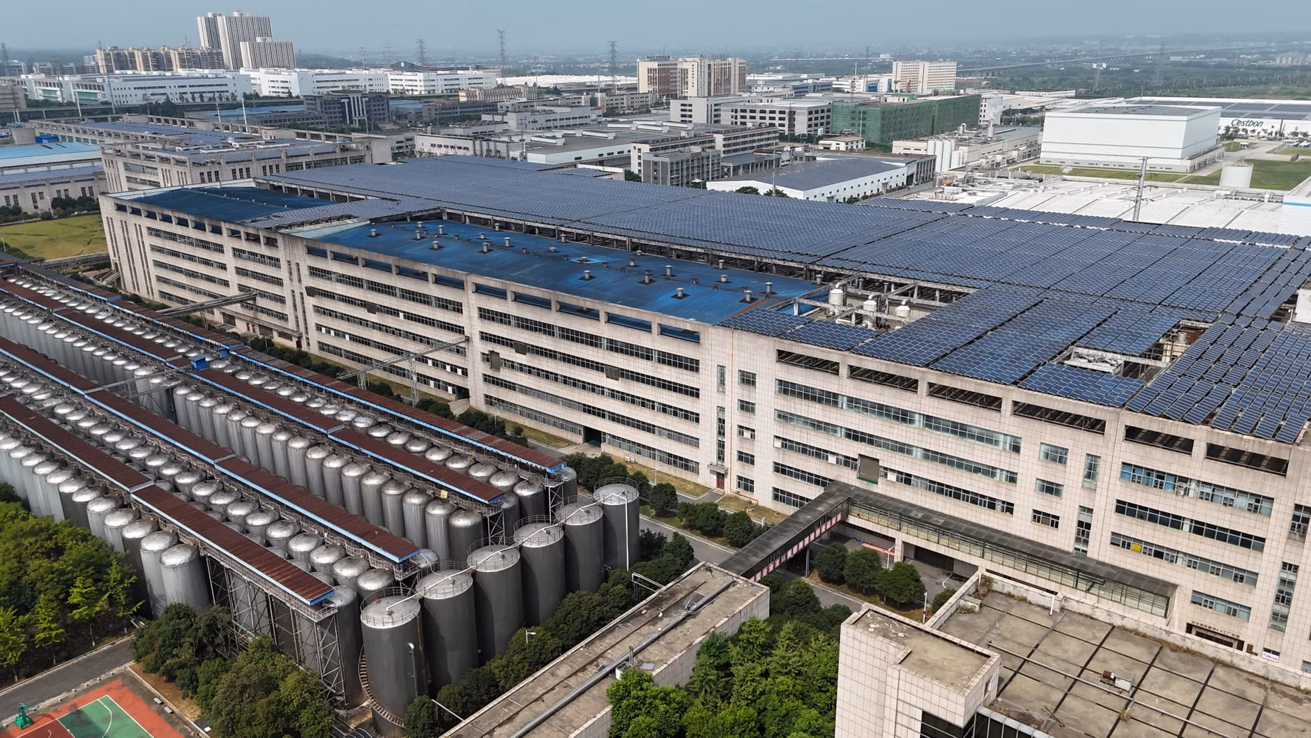 „Vilniaus vandenys“ stato penkias saulės elektrines: iki 2027 m. jos duos apie 7 proc. reikalingos elektros