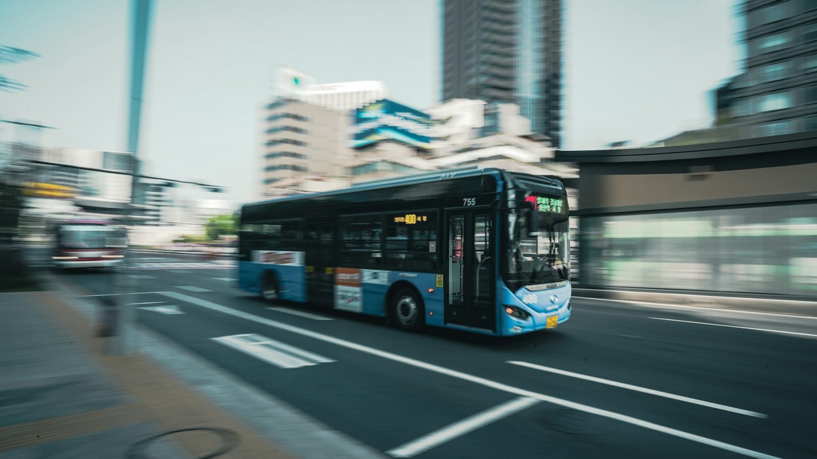 Vilniuje atsiras 46 nauji autobusai: 30 elektrinių ir 16 vandeniliu varomų, keleivius jie turėtų vežti nuo 2027 m.